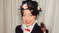 Ia tampil sebagai Mary Poppins. Dok. Instagram/gigihadid