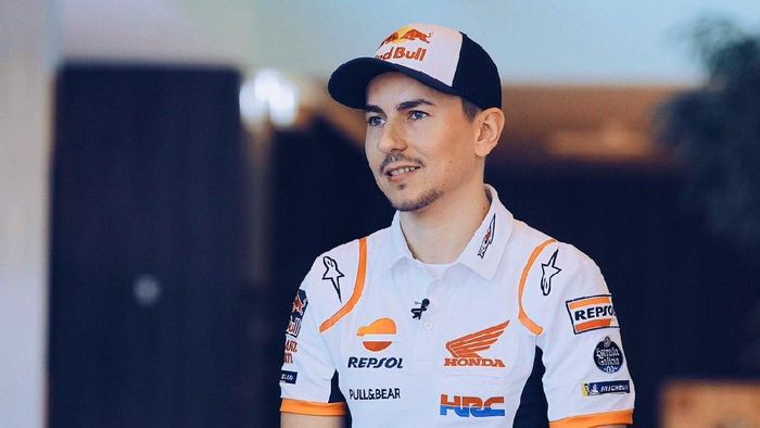 Jorge Lorenzo tampil pertama kali dengan seragam Repsol Honda. (Foto: Twitter @lorenzo99) Jorge Lorenzo tampil pertama kali dengan seragam Repsol Honda. (Foto: Twitter @lorenzo99)