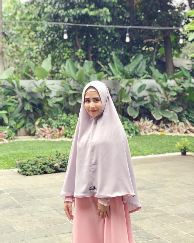 Hijab yang dipilih Prilly adalah hijab syari yang terdiri dari khimar instan dan gamis. Memakai busana bernuansa ungu dan merah muda, ia tampil syahdu. Foto: Instagram/PrillyLatuconsina96