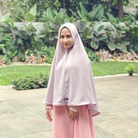 Hijab yang dipilih Prilly adalah hijab syari yang terdiri dari khimar instan dan gamis. Memakai busana bernuansa ungu dan merah muda, ia tampil syahdu. Foto: Instagram/PrillyLatuconsina96