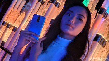 Sementara bagian belakangnya dibuat menarik dengan gradasi warna ungu ke biru. (Foto: Adi Fida Rahman/detikINET)