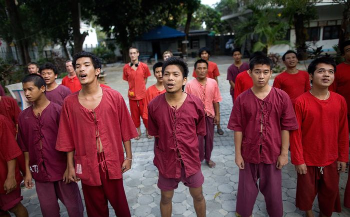 Mengintip Detoksifikasi Ekstrem Pecandu Narkoba di Kuil ...