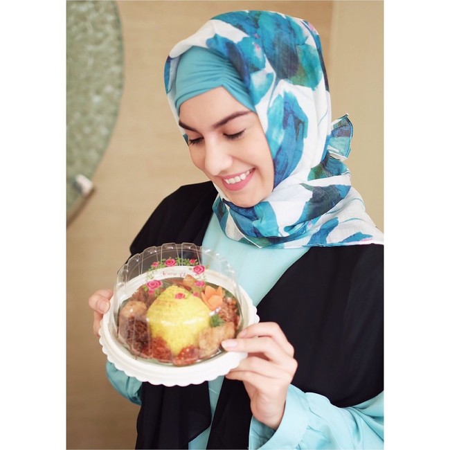 Itu juga bukan pertama kalinya Irish Bella memakai hijab. Saat mengadakan pengajian syukuran di rumahnya, ia tampil cantik mengenakan hijab bernuansa biru dengan inner asimetris. Foto: Instagram/_irishbella_