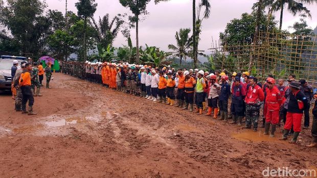 Pencarian Korban Longsor Kampung Adat Sukabumi Dibagi 6 Sektor