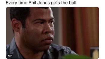 Keringat bercururan saking deg-degan melihat Phil Jones di lapangan. (Foto: Internet/Twitter)