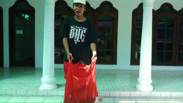 Warga memperlihatkan kantong keresek yang dipakai untuk buang mayat bayi.