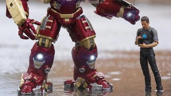 Baik banget ya Hulkbuster ini. Foto: David Cubero via Sina Mobile