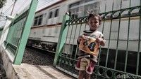 Warga merasa terbantu dengan adanya pagar ini, terutama anak-anak yang akan menyeberang.
