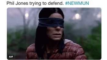 Phil Jones dalam bertahan disamakan dengan lakon Sandra Bullock pakai tutup mata dalam adegan ini. (Foto: Internet/Twitter)