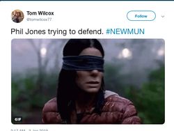 Meme Phil Jones Buat Fans MU Deg-degan, Keringat pun Bercucuran
