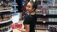 Sweet and addicting, tulsi Naomi di keterangan foto. Wah, gadis manis ini juga suka cokelat! Foto: Instagram naonomnom