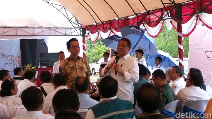 Menkominfo Rudiantara saat meninjau Palapa Ring Paket Tengah di Pulau Morotai, Maluku Utara. Foto: Rachmatunnisa/detikINET Menkominfo Rudiantara saat meninjau Palapa Ring Paket Tengah di Pulau Morotai, Maluku Utara. Foto: Rachmatunnisa/detikINET