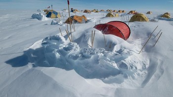 Kami tidak tahu apa yang akan kami temukan. Inilah yang membuat kegiatan ini sangat fun, kata John Priscu, kepala ilmuwan Subglacial Antarctic Lakes Scientific Access (SALSA) yang melakukan penelitian tersebut. Tim yang diturunkan dalam misi ini mencapai 45 orang. Foto: Salsa