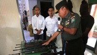 Panglima Kodam Iskandar Muda Mayjen TNI Teguh Arief Indratmoko (dua kanan) memperlihatkan senjata api yang diserahkan warga di Mako Detasemen Intel (Denitel) Lampineung, Banda Aceh, Aceh, Kamis (3/1/2019). ANTARA FOTO/Irwansyah Putra.