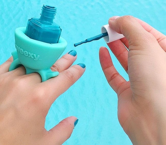Barang inovatif ini sepertinya wajib dimiliki para millennial pecinta kuteks. Tweexy Wearable Nail Polish Holder seharga Rp 140 ribuan itu akan mempercepat Anda melukis kuku. Foto: Amazon