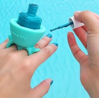 Barang inovatif ini sepertinya wajib dimiliki para millennial pecinta kuteks. Tweexy Wearable Nail Polish Holder seharga Rp 140 ribuan itu akan mempercepat Anda melukis kuku. Foto: Amazon