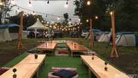 Pengelola membuat dekorasi salju kristal es dipadukan dengan tiang-tiang, rangkaian bunga dan meja-meja jati bergaya Belanda. Juga lentera putih menghiasi lokasi perkemahan yang menonjolkan gaya rustic. Instagramable! (Ristu Hanafi/detikTravel)