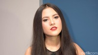 Dalam kesempatan itu kekasih El Rumi itu menceritakan kisahnya yang pernah dikritik netizen karena dinilai tampil sangat seksi. Pool/Noel/detikFoto.