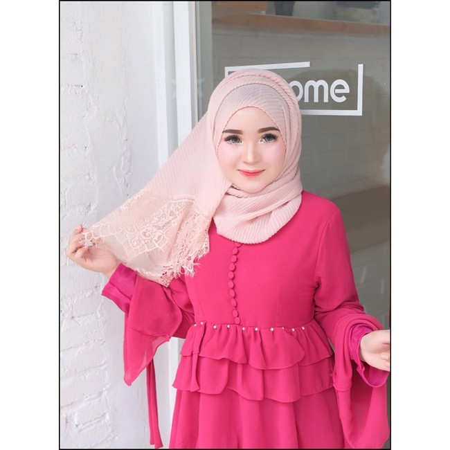 Herlin mencuri perhatian karena memiliki paras yang mirip boneka. Ia pun pandai merias wajahnya sehingga mirip riasan boneka barbie. Foto: Instagram/HerlinKenza