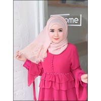 Herlin mencuri perhatian karena memiliki paras yang mirip boneka. Ia pun pandai merias wajahnya sehingga mirip riasan boneka barbie. Foto: Instagram/HerlinKenza