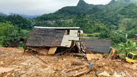 Sebagian rumah warga ambruk diterjang tanah longsor.