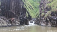 Leuwi Tonjong adalah wisata alam di Kecamatan Cihurip berupa danau yang diapit dua bukit tinggi. Leuwi Tonjong cocok untuk menenangkan pikiran karena jauh dari keramaian. (Hakim Ghani/detikTravel)