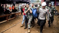 Hingga Rabu (2/1/2019), korban meninggal akibat tanah longsor berjumlah 13 orang. Sementara 20 orang lainnya belum ditemukan. Antara Foto/M Agung Rajasa.