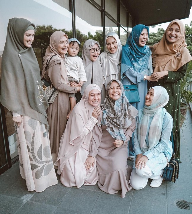 Tak hanya Prilly Latuconsina, aktris muda nan cantik Irish Bella juga pernah mengikuti kajian. Ia mengaku selalu diajak ikut pengajian oleh Dhini Aminarti. Foto: Instagram/_irishbella_