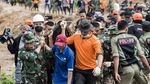 Potret Bahu Membahu Tim SAR Cari Korban Longsor di Sukabumi