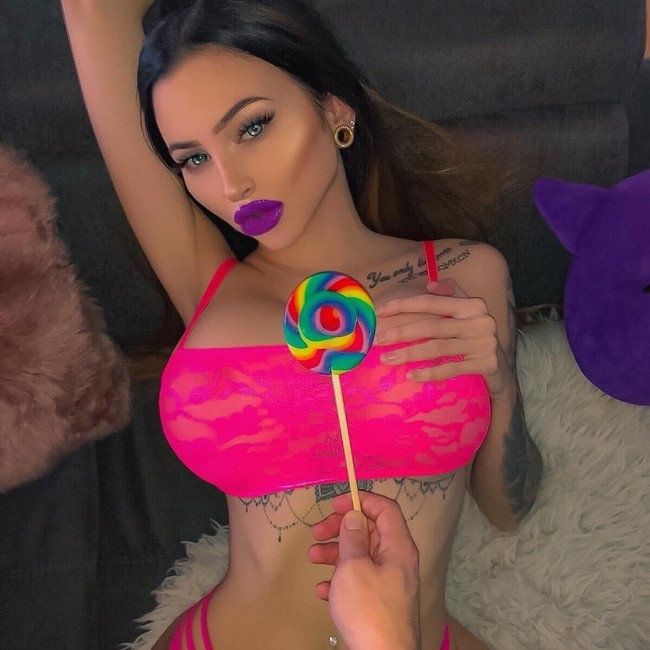 Celine mendadak digilai para pria hingga ia menjadi selebgram. Di Instagram, Celine punya followers mencapai 81 ribu. Di media sosialnya itu, Celine kini tak ragu tampil buka-bukaan memamerkan asetnya yang mahal hasil dari operasi plastik. Foto: dok. Instagram (@ccentino)