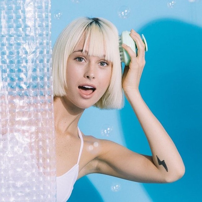 Rambut jadi rapi sekaligus sehat dengan Vanity Planet Scalp Massager seharga Rp 280 ribuan. Produk itu dikatakan dapat menyisir, memijat, sekaligus membersihkan secara mendalam ketika Anda keramas. Item ini pun diklaim dapat membantu membersihkan ketombe. Foto: Amazon