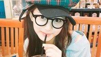 Duh, minum iced tea aja gayanya terlihat sangat manis. Makin cantik dan menarik karena ia mengenakan kacamata dan topi.  Foto: Instagram queentyuzu