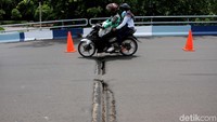 Kondisi flyover ini pun dapat semakin berbahaya jika belum diperbaiki dan terus dilalui oleh kendaraan bermuatan berat.