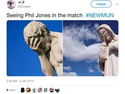 Meme Phil Jones Buat Fans MU Deg-degan, Keringat pun Bercucuran