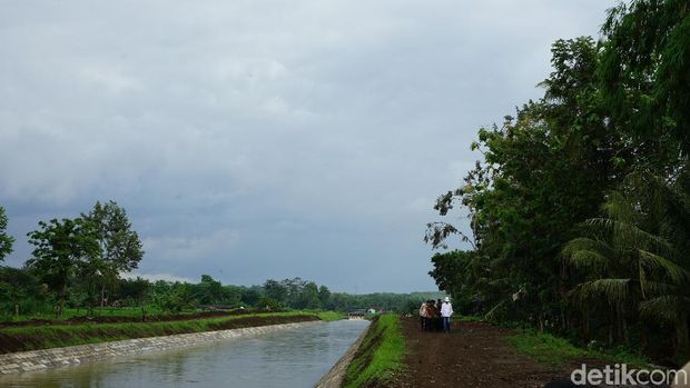  Presiden Joko Widodo (Jokowi) meninjau lokasi hasil rehabilitasi irigasi di Desa Lodoyo, Blitar, Jawa Timur.
