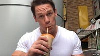 John Felix Anthony Cena Jr atau John Cena, mengawali karirnya sejak tahun 1999. Ia punya karir yang cemerlang di ajang pegulat profesional. Ini pose imutnya saat mencoba bubble tea di pinggir jalan. Foto: Istimewa