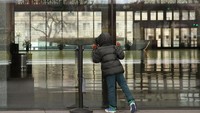 Warga Amerika, khususnya anak-anak pun hanya bisa mengintip area di dalam Museum Smithsonian karena tak bisa masuk. Istimewa/Getty Images/Mark Wilson.