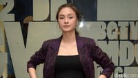 Ia tampil dengan kaus hitam dan setelan berwarna ungu. Pool/Noel/detikFoto.
