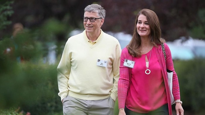 SUN VALLEY, ID - JULY 11:  Billionaire Bill Gates, chairman and founder of Microsoft Corp., and his wife Melinda attend the Allen & Company Sun Valley Conference on July 11, 2015 in Sun Valley, Idaho. Many of the worlds wealthiest and most powerful business people from media, finance, and technology attend the annual week-long conference which is in its 33rd year.  (Photo by Scott Olson/Getty Images)