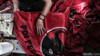 Atribut partai, termasuk bendera partai politik menjadi salah satu simbol ataupun cara kampanye sebuah partai agar masyarakat lebih mengenal partai politik tersebut.