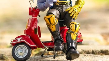 Gaya Thanos menikmati senja. Foto: David Cubero via Sina Mobile