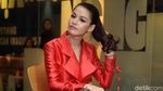 Sexy In Red! Susan Sameh Pamer Kaki Jenjangnya