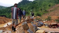 Tim SAR dan relawan mencari korban di lokasi longsoran yang masih basah dan berlumpur.