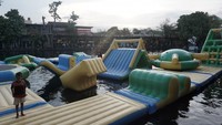 Di kolam berair jernih itu, pengunjung tidak perlu takut gelombang atau terseret arus. (Foto: Tommy Bernadus/dTraveler)