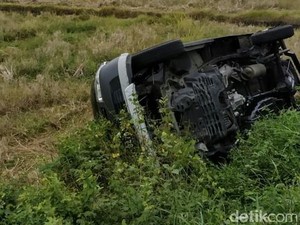 Diseruduk Avanza, Sebuah Pikap Nyemplung di Area Persawahan