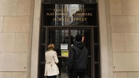 Para pengunjung pun harus gigit jari karena tak dapat berkunjung ke gedung bersejarah tersebut. Istimewa/Getty Images/Spencer Platt.
