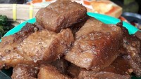 Tempe gembus, tempe dari ampas tahu yang empuk lembut ini rasanya gurih manis karena dibacem. Jadi jodoh sambal brambang asem yang paling pas. Foto : Instagram @steviandromeda