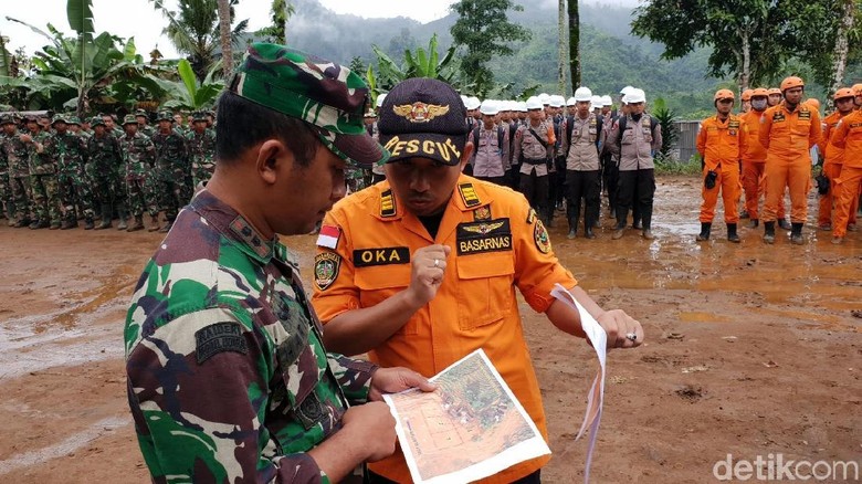 Pencarian Korban Longsor Kampung Adat Sukabumi Dibagi 6 Sektor Pencarian Korban Longsor Kampung Adat Sukabumi Dibagi 6 Sektor