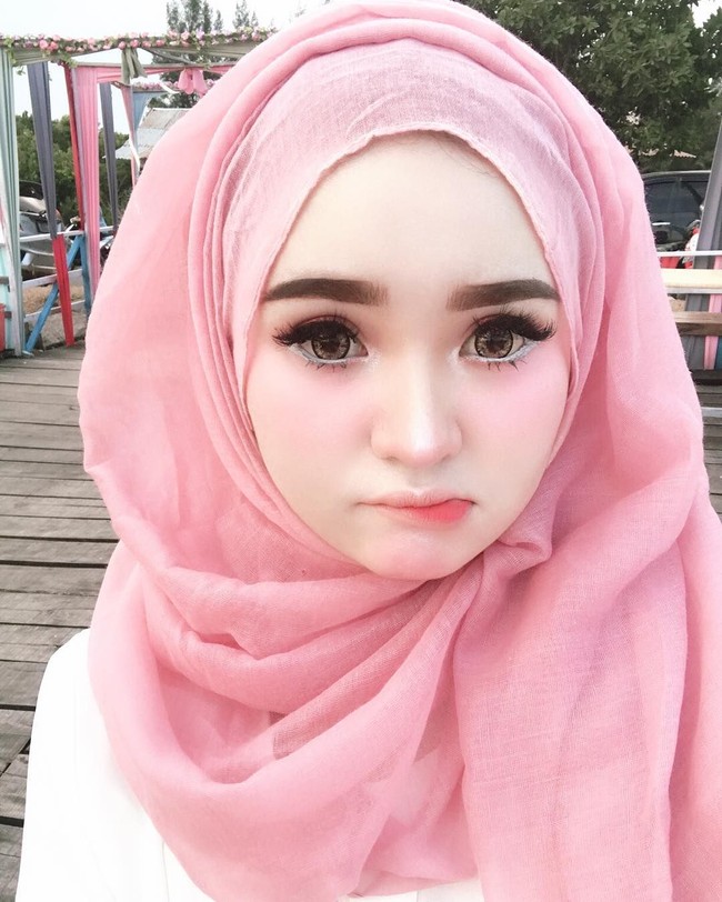 Memiliki mata yang besar dan kulit yang mulus bak boneka adalah impian hampir semua wanita. Penampilan bak boneka ini ternyata sudah dimiliki seorang hijabers asal Aceh bernama Herlin Kenza. Foto: Instagram/HerlinKenza