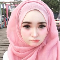 Memiliki mata yang besar dan kulit yang mulus bak boneka adalah impian hampir semua wanita. Penampilan bak boneka ini ternyata sudah dimiliki seorang hijabers asal Aceh bernama Herlin Kenza. Foto: Instagram/HerlinKenza